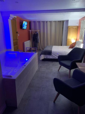 Studio Cosy avec Jacuzzi Privatif et Terrasse